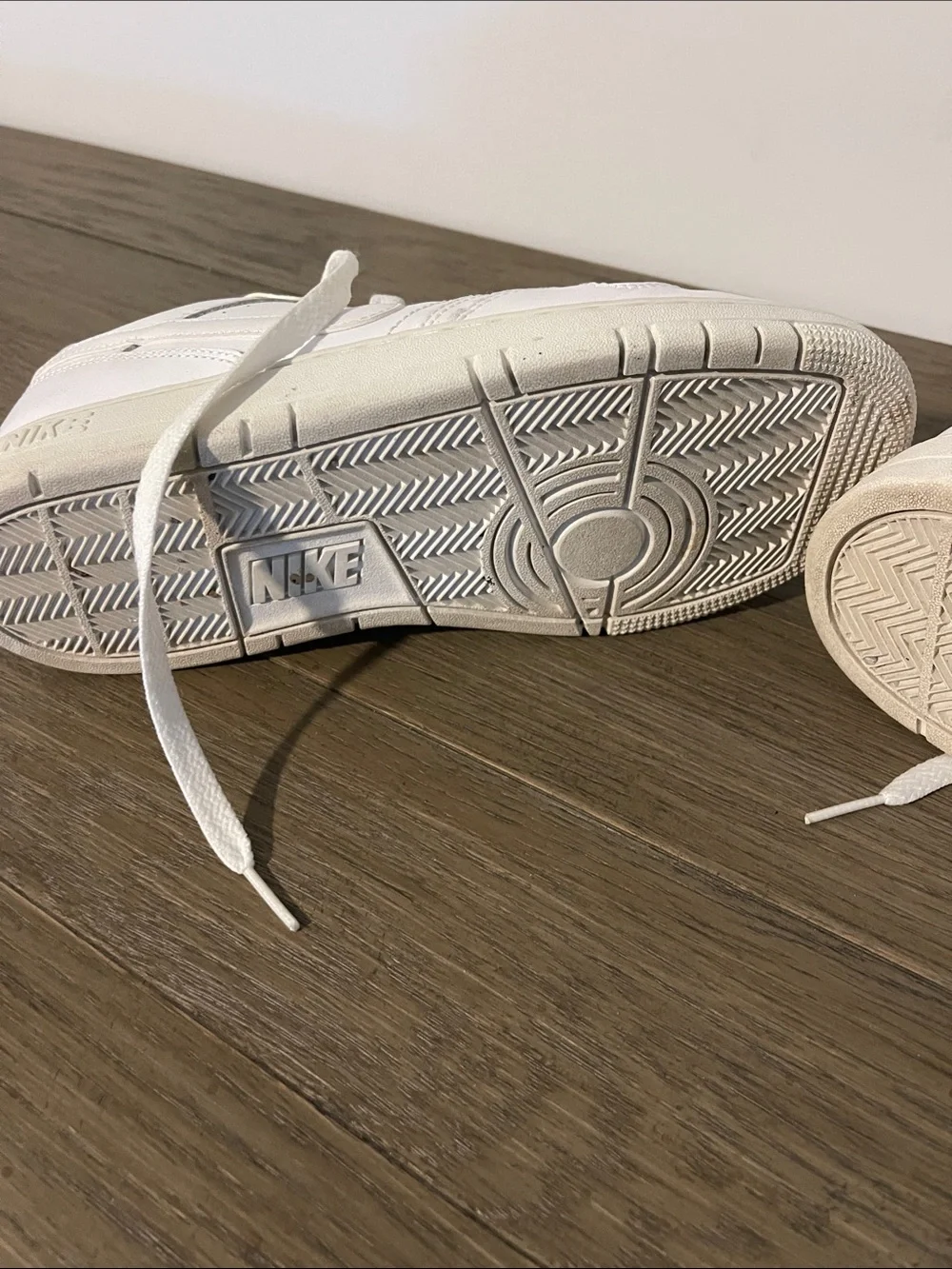 Nike Youth Size 6Y White Low-Top Leather Sneakers